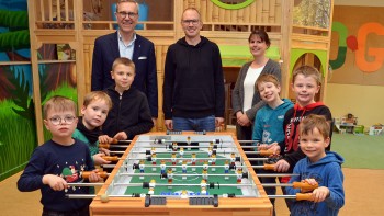 2022-12-27 Paul und Karin Gauselmann Stiftung spendet Kicker an Grundschule Varl